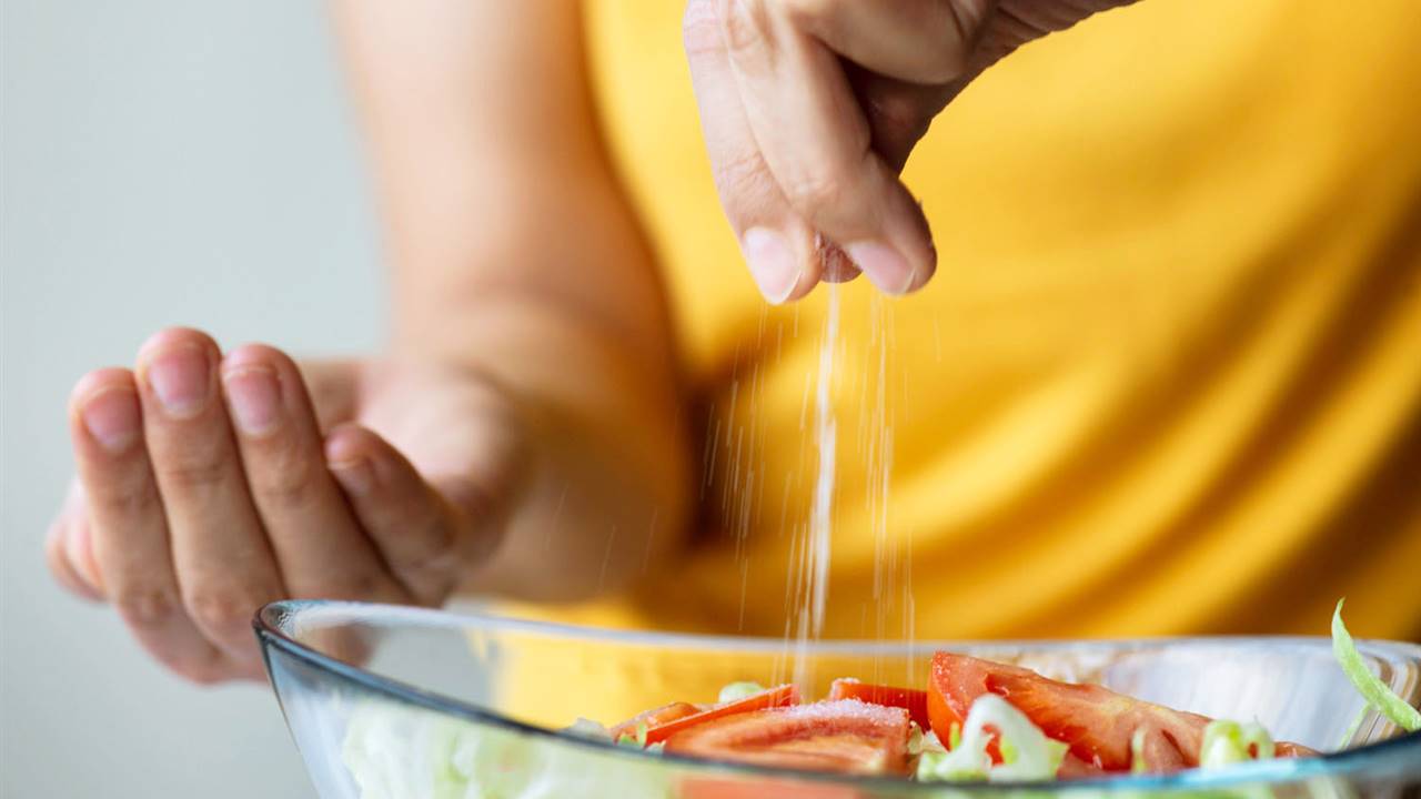Comer añadiendo más sal a la comida es un riesgo para la salud