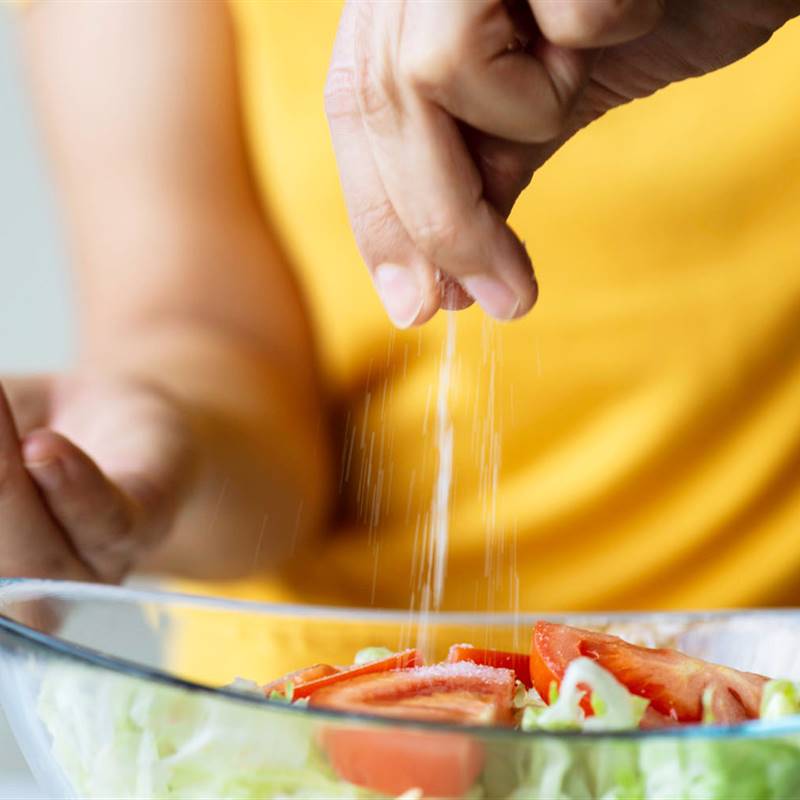 Comer añadiendo más sal a la comida es un riesgo para la salud