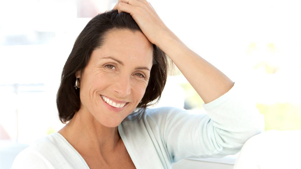 Caída de pelo en la menopausia: por qué hay más riesgo de alopecia y qué tratamientos funcionan mejor
