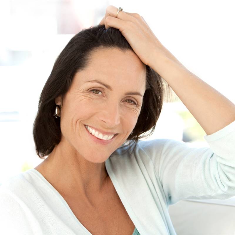 Caída de pelo en la menopausia: por qué hay más riesgo de alopecia y qué tratamientos funcionan mejor