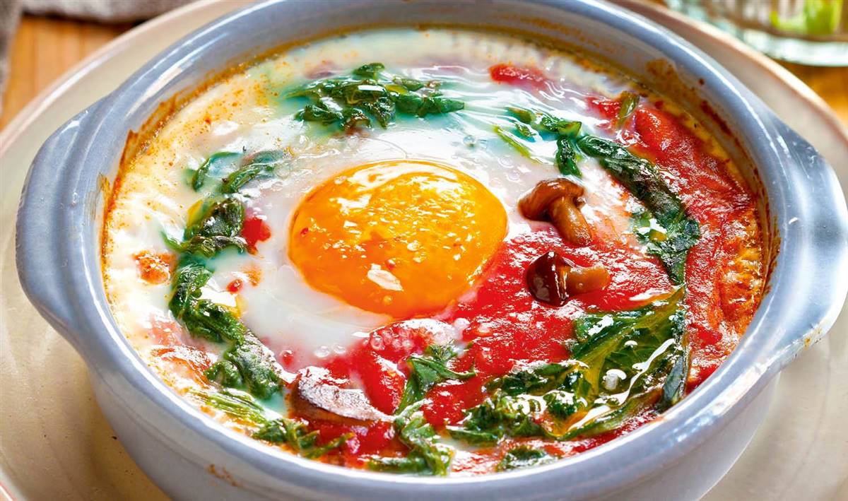 Huevos al plato con tomates, acelgas y setas