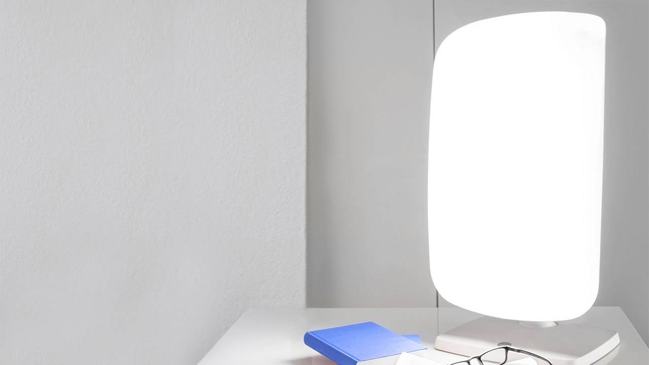 Qué es una "sad lamp" y por qué te puede ayudar con el cambio de hora