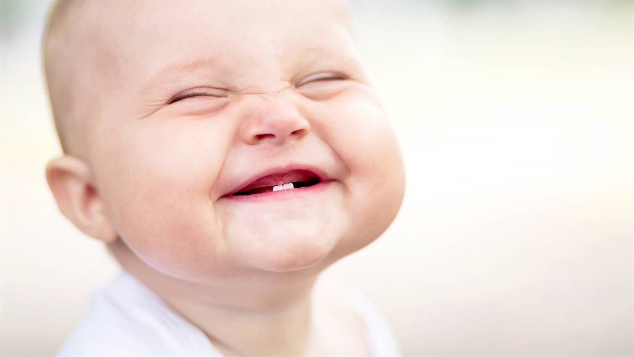 ¿Cuándo les salen los dientes al bebé y cómo hay que cuidar su salud bucal?