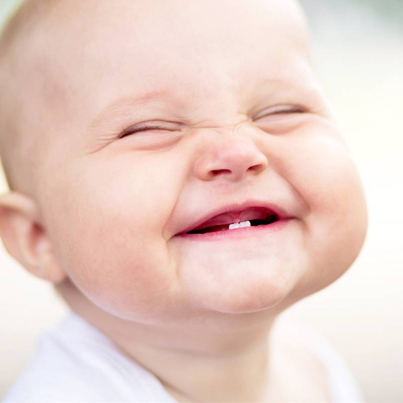 ¿Cuándo les salen los dientes al bebé y cómo hay que cuidar su salud bucal?