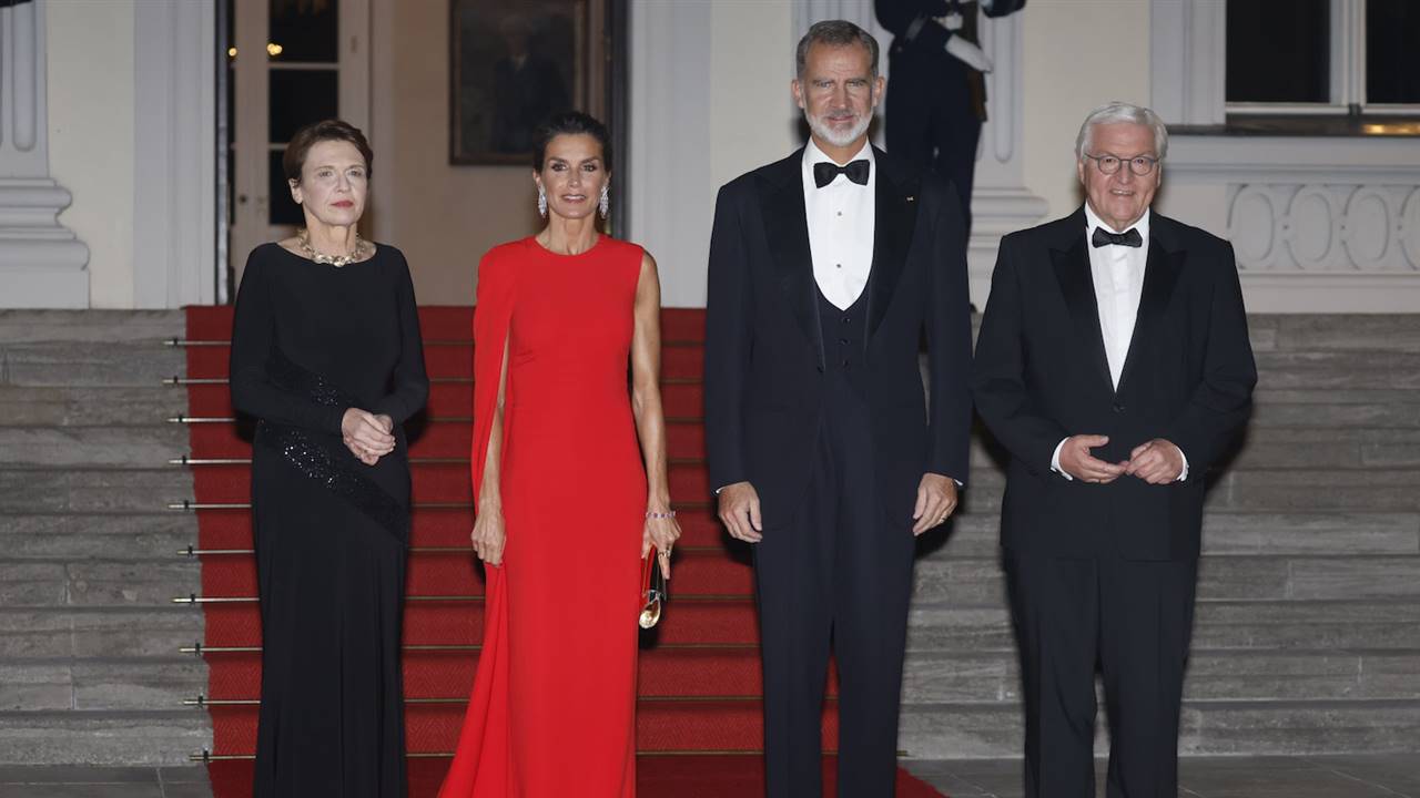 La reina Letizia sufre metatarsalgia por los zapatos de tacón: qué es y cómo se trata 