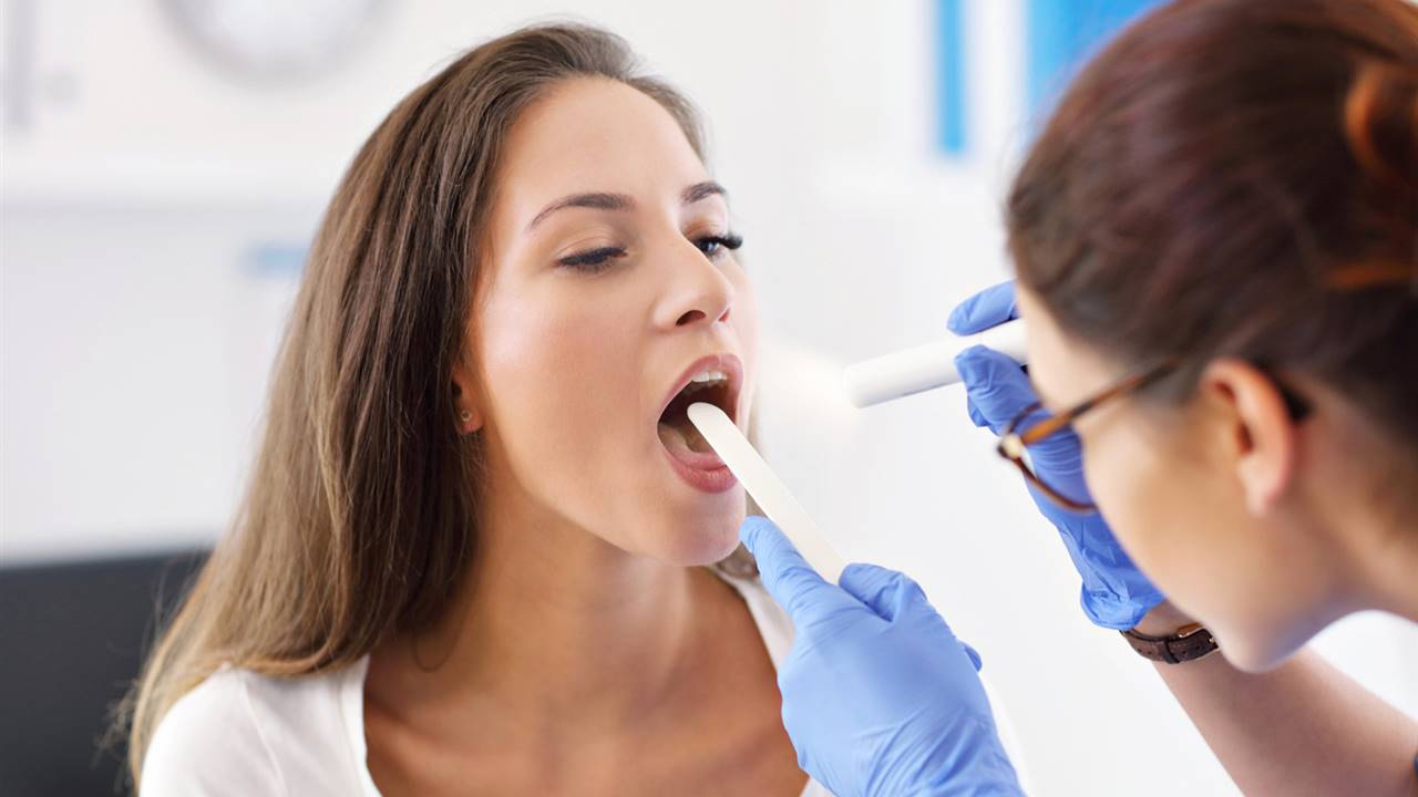 Placas en la garganta: qué síntomas provocan y cómo se curan