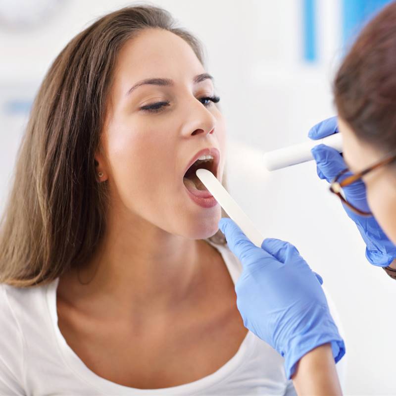 Placas en la garganta: qué síntomas provocan y cómo se curan