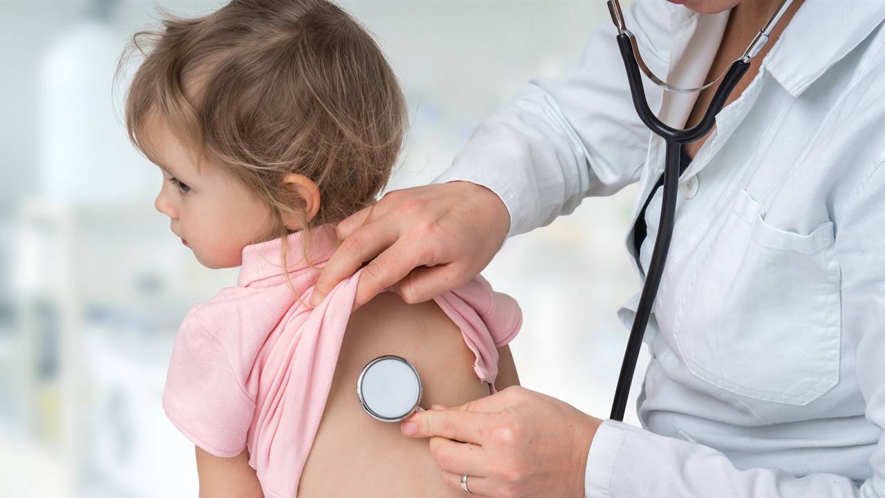 La causa de bronquiolitis y neumonías en niños es el Virus respiratorio sincitial (VRS): cómo evitar contagios