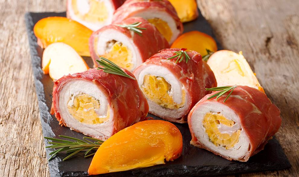 rollo de cerdo relleno de prosciuto y caqui 990x586