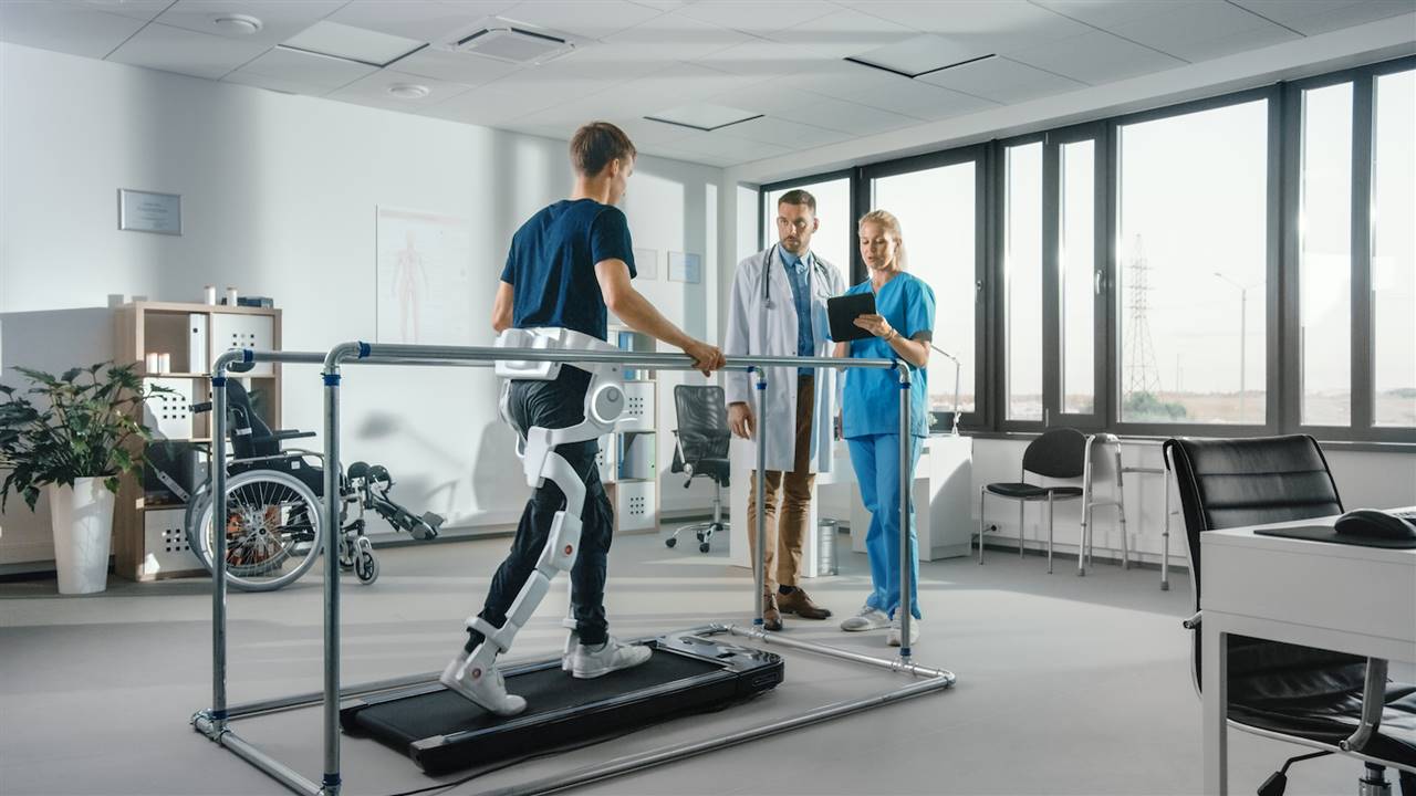 Nueve paralíticos vuelven a caminar tras la implantación de electrodos que estimulan las neuronas motoras