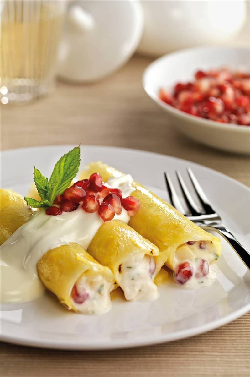 Canelones de piña con granada y salsa de chirimoya