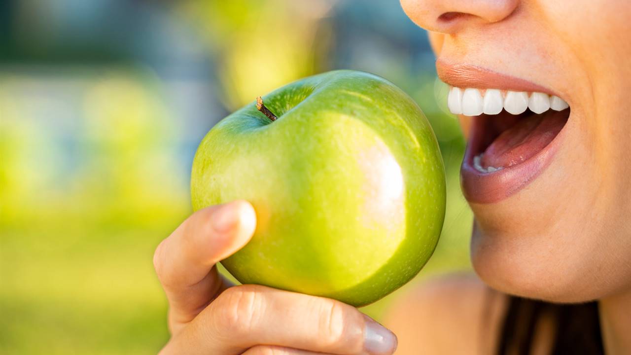 7 alimentos que blanquean los dientes de forma natural