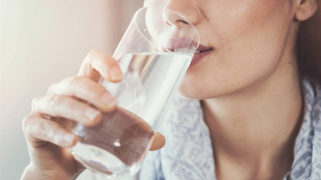 ¿De verdad hay que beber 8 vasos de agua al día?