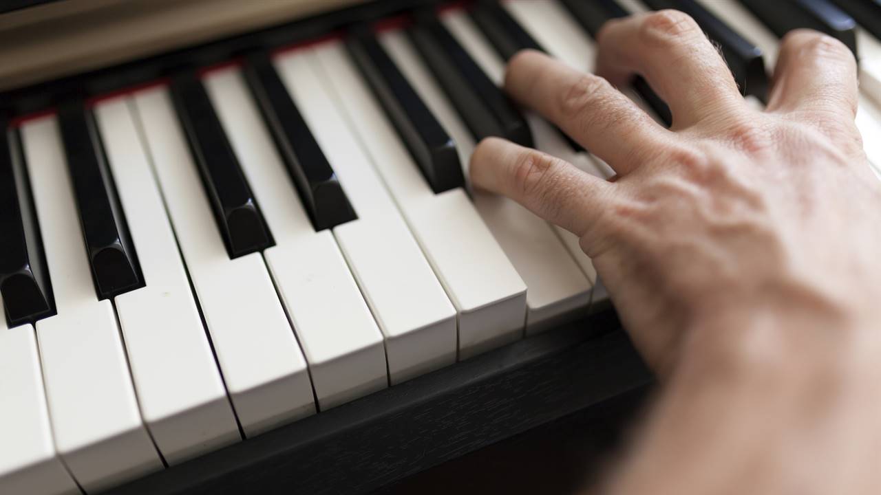 Hacer clases para aprender a tocar el piano una hora a la semana sube el ánimo