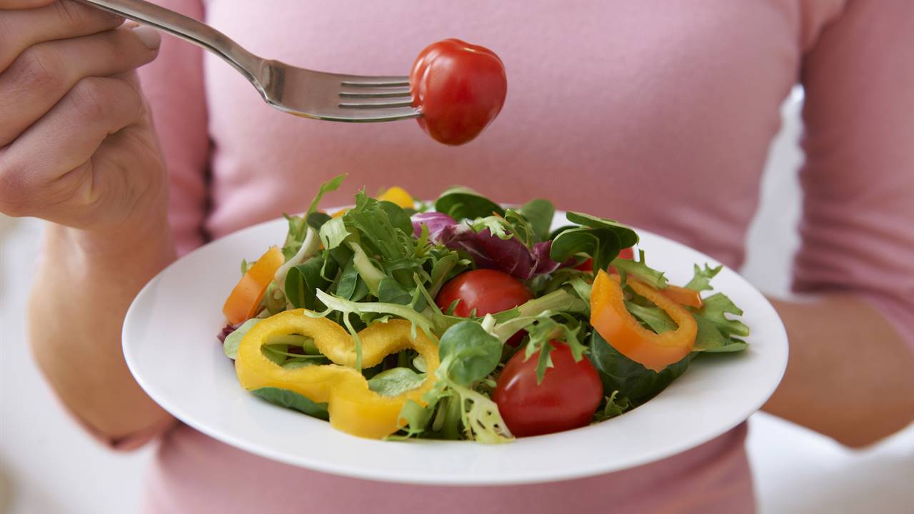 ¿Estás a dieta? 15 ensaladas completas para comer ligero sin aburrirte