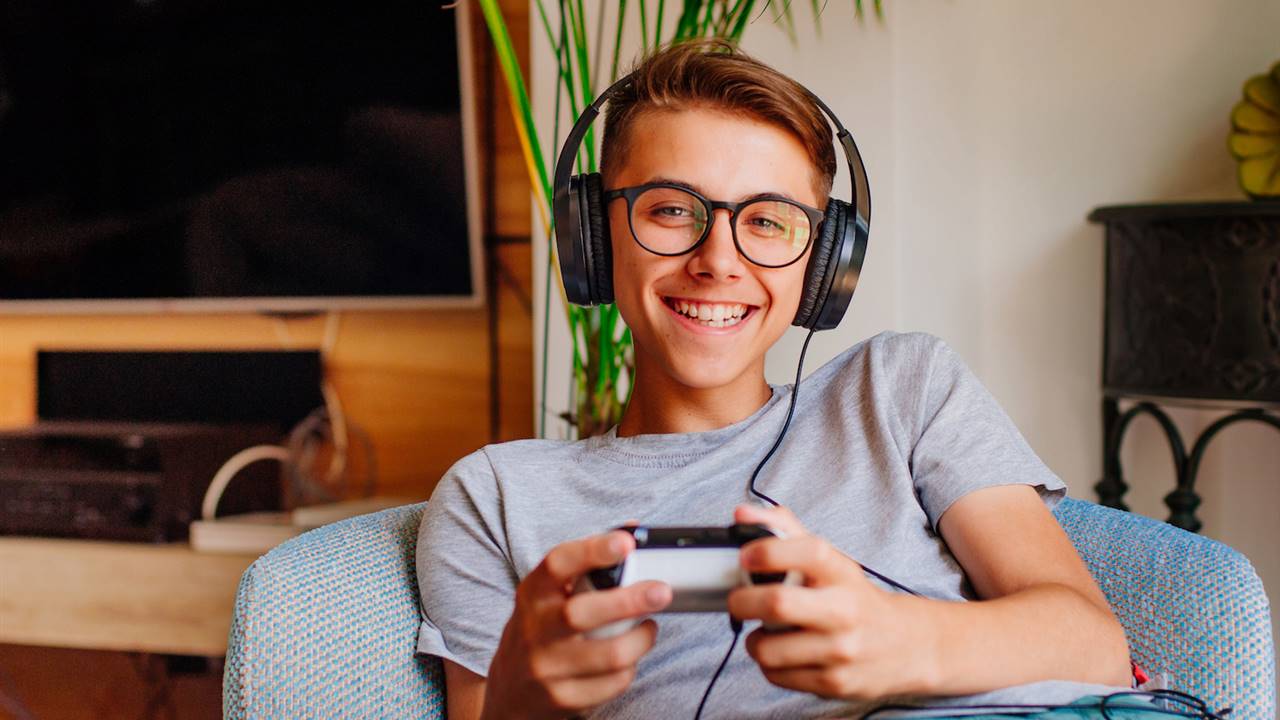 ¿Sospechas que tu hijo es adicto a los videojuegos? 8 síntomas para detectarlo y qué hacer para que se desenganche