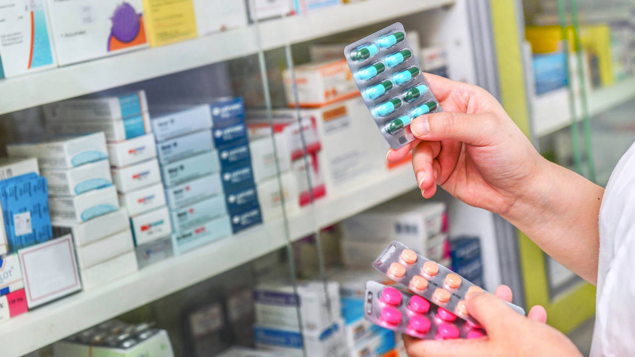 Falta amoxicilina infantil: ¿es seguro dar media pastilla de adultos a los niños?
