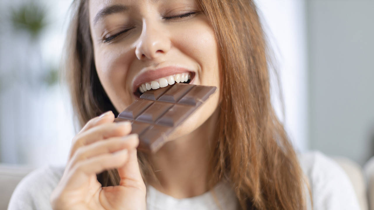 Qué comer (y qué evitar) durante la regla y cómo controlar las ganas de dulce