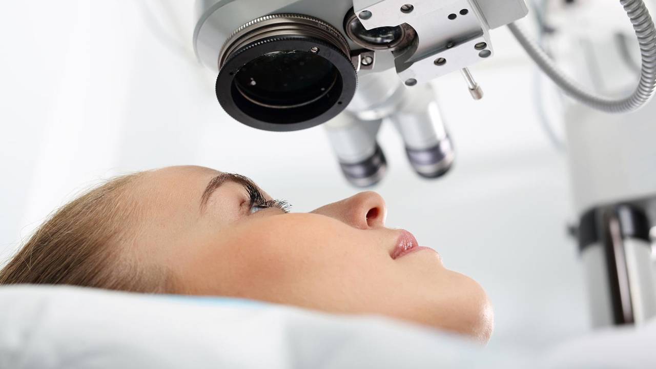 Operar la presbicia: cómo es la operación para la vista cansada
