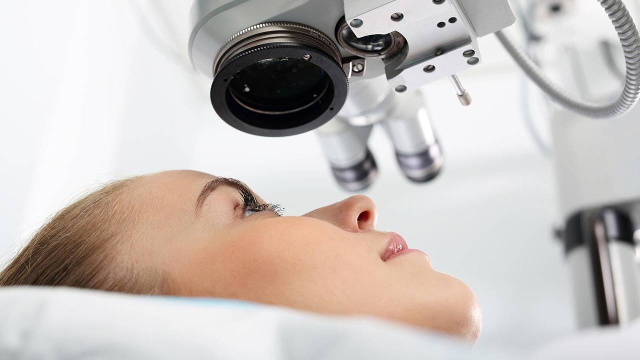 Operar la presbicia: cómo es la operación para la vista cansada