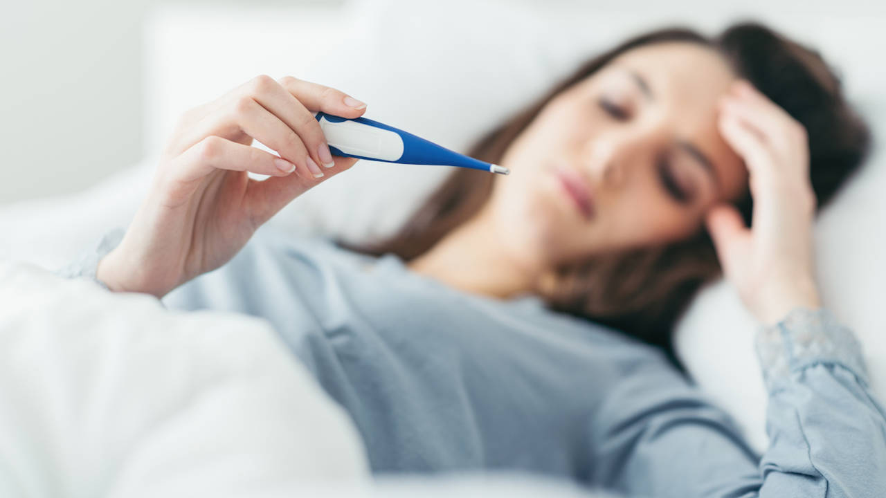 Cómo y cuándo bajar la fiebre en casa