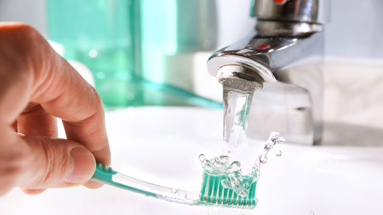 Tu cepillo de dientes puede contener millones de bacterias: ¿cómo se eliminan?