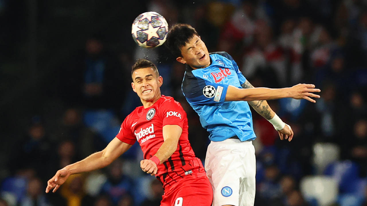 Los futbolistas tienen más riesgo de demencia: los peligros de rematar el balón con la cabeza