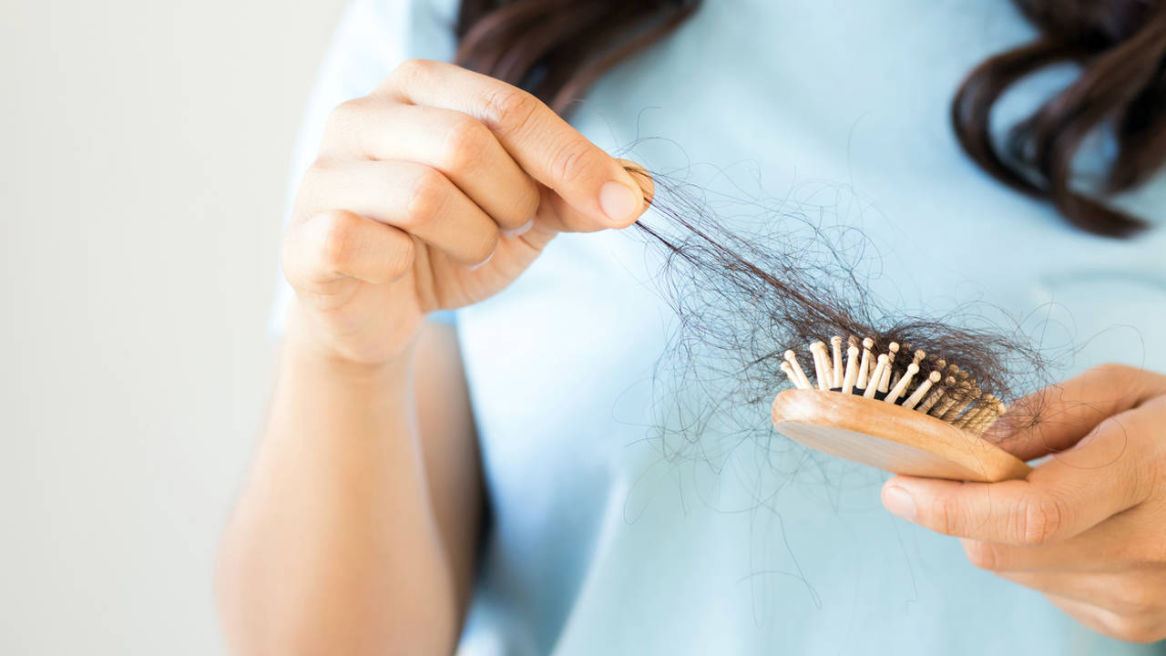 ¿Sufres efluvio telógeno? Es una de las principales causas de caída de pelo en la mujer