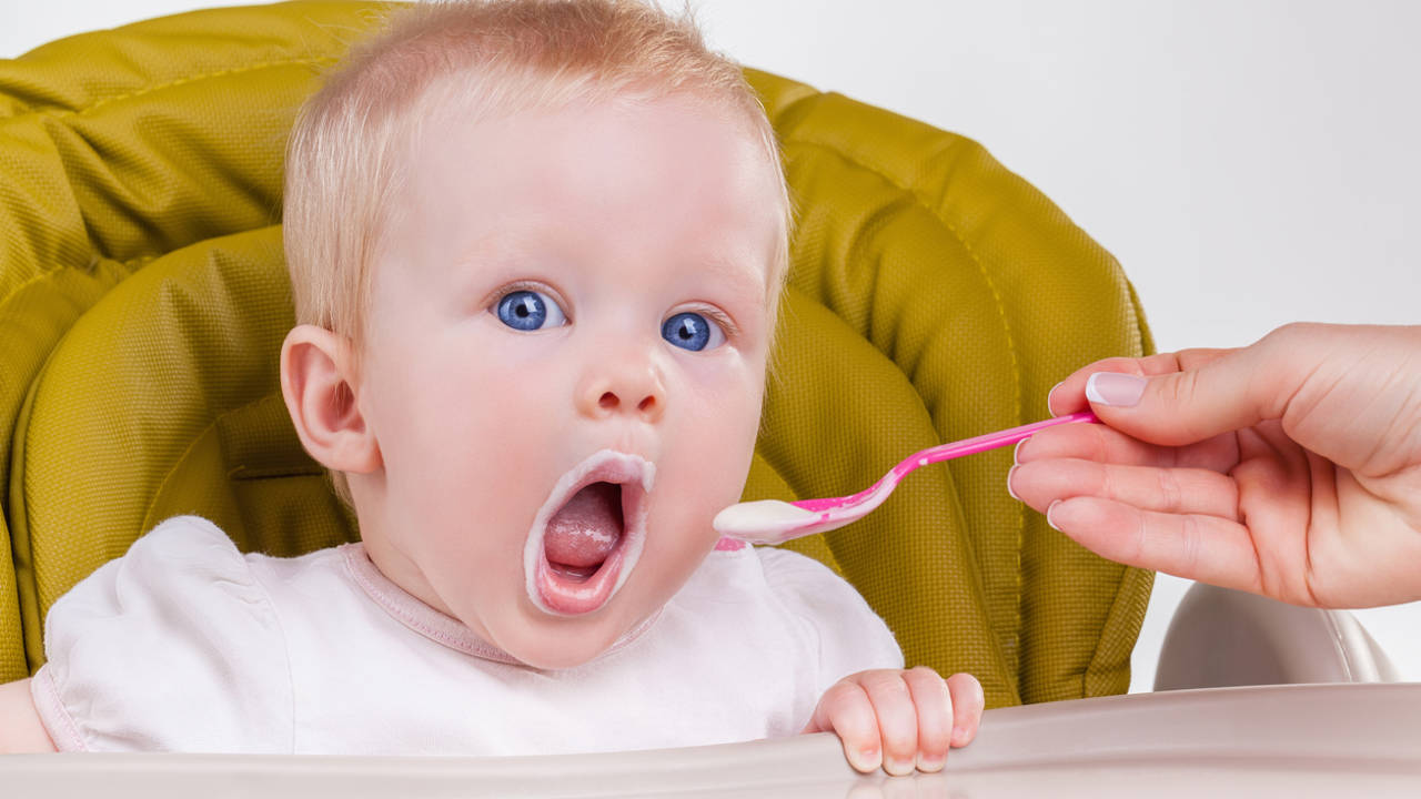 El alimento que comen a diario los bebés y que es una "bomba" de azúcar según la OCU