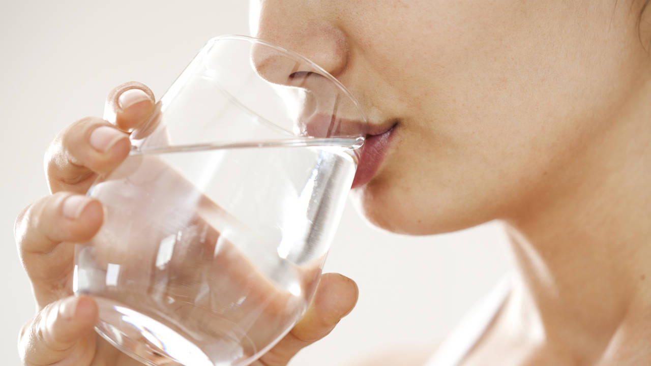 Estudios revelan cuál es la bebida más hidratante… ¡y no es el agua!