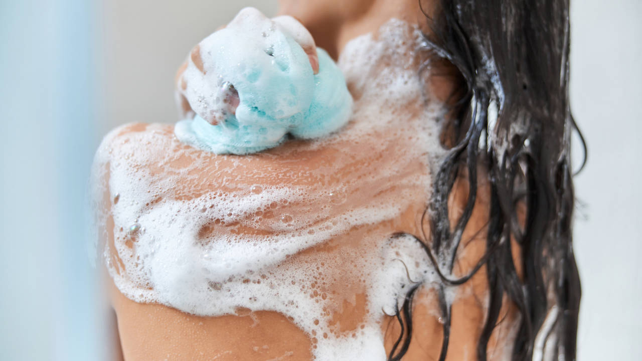 No te duches con esponja: un estudio revela por qué es mejor ducharse con la mano
