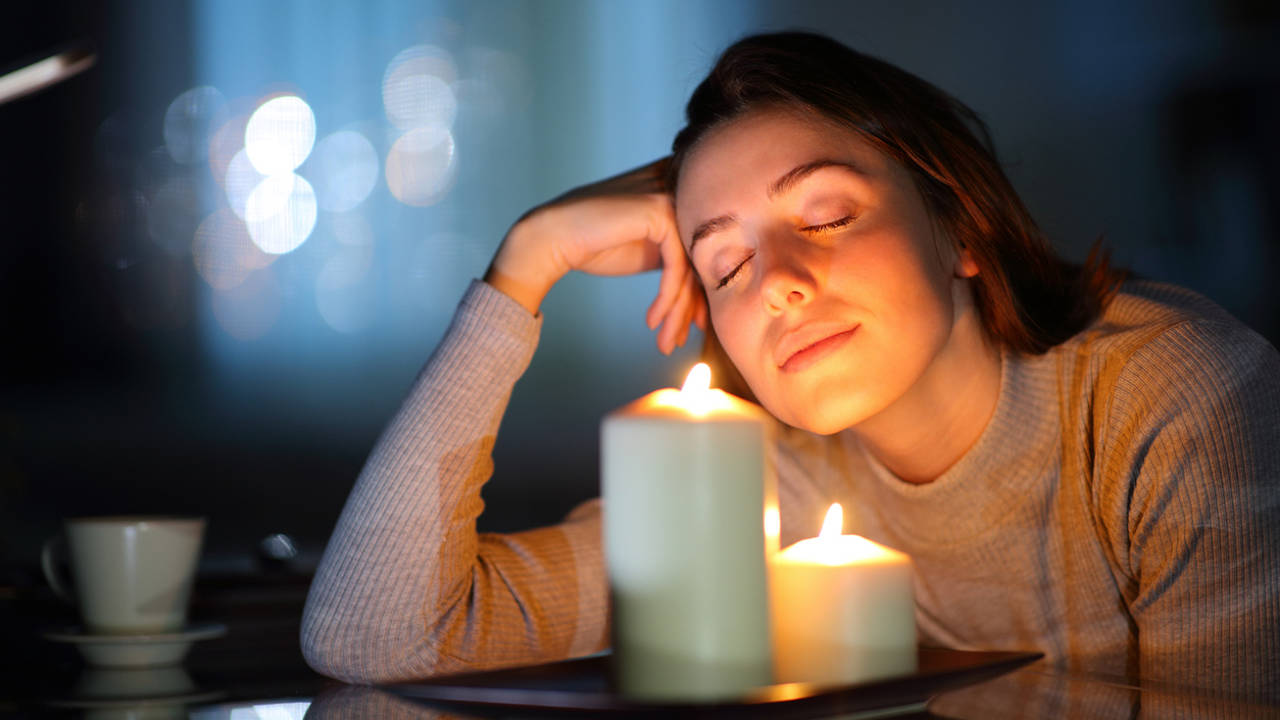 ¿Enciendes velas aromáticas en casa? Una experta revela los riesgos ocultos