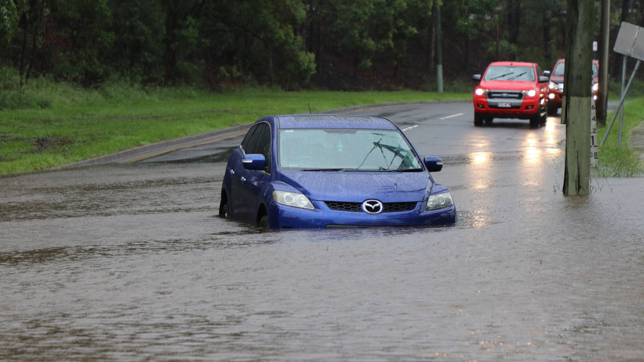 coche inundación lluvia
