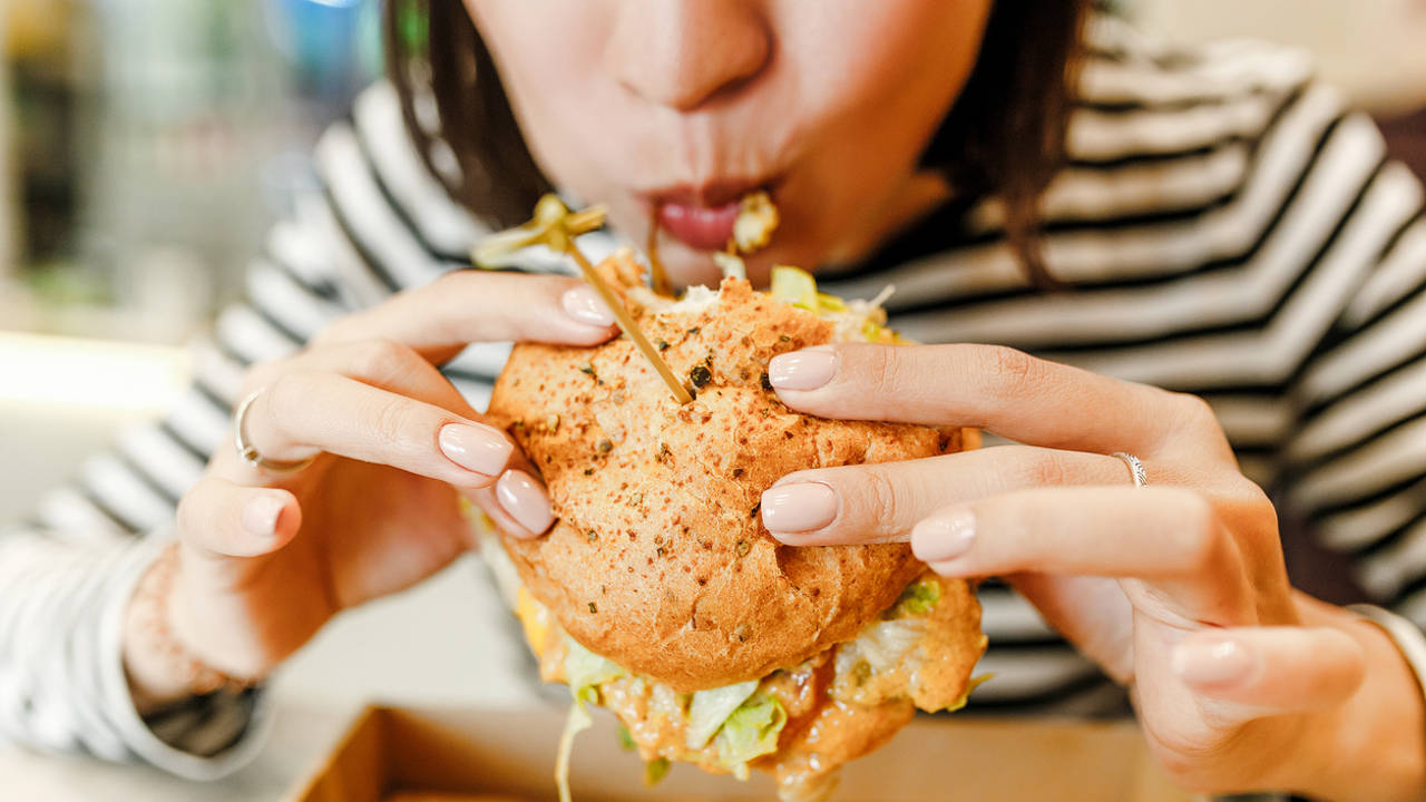 Estos son los peligros para la salud del "cheat meal" o saltarte la dieta el fin de semana para darte un capricho