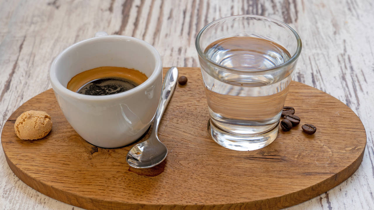 Café y vaso de agua