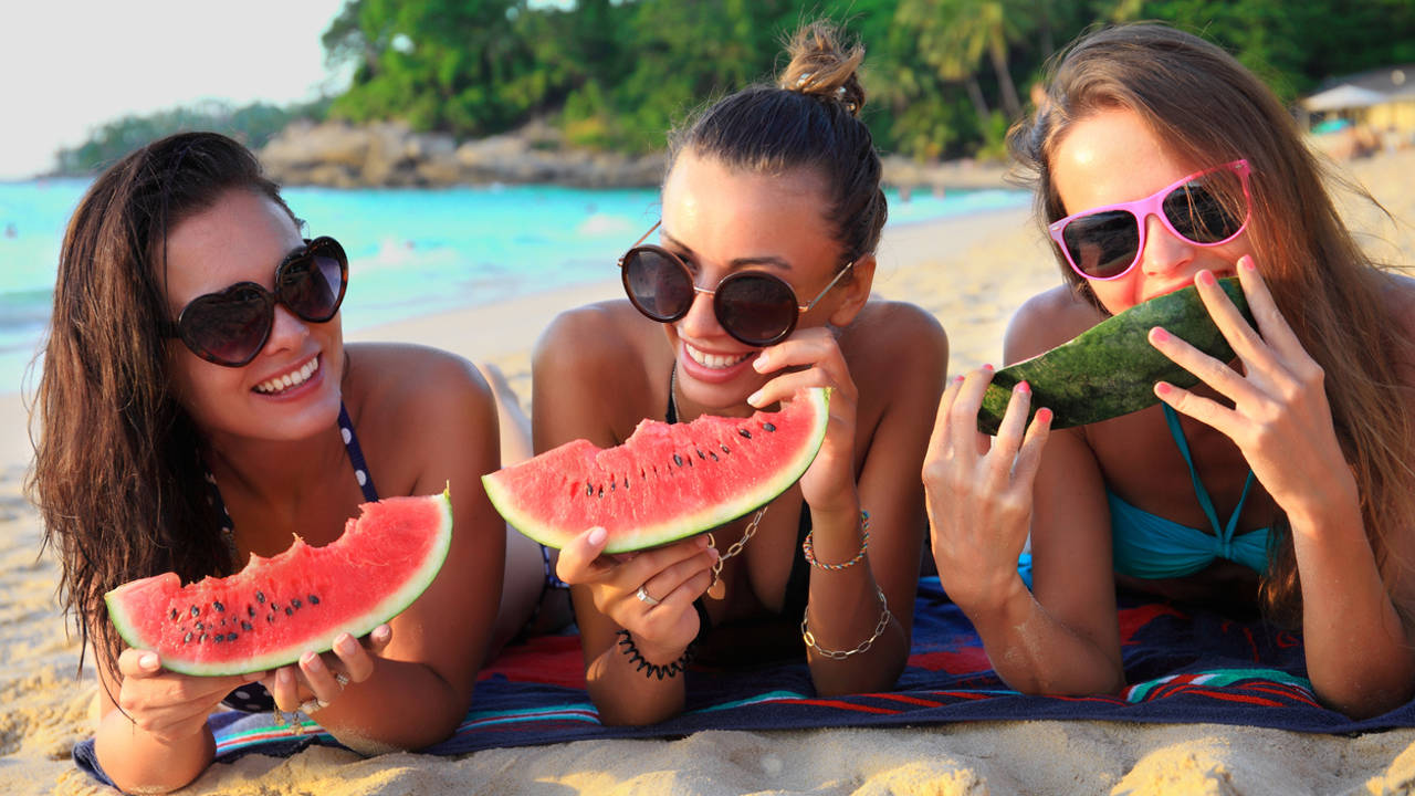 Una nutricionista revela los 9 alimentos que hay que comer más en verano para proteger la piel del sol 
