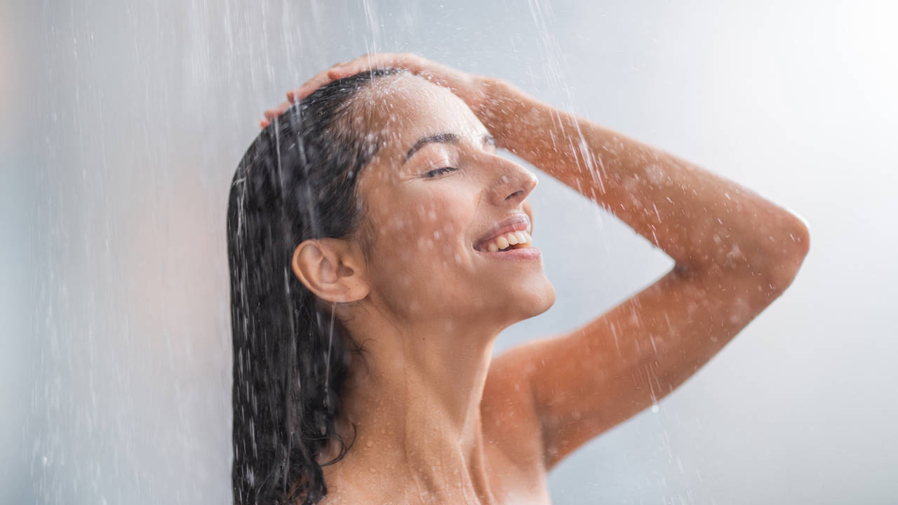 Los médicos aclaran si es mejor ducharse con agua fría o caliente para combatir el calor