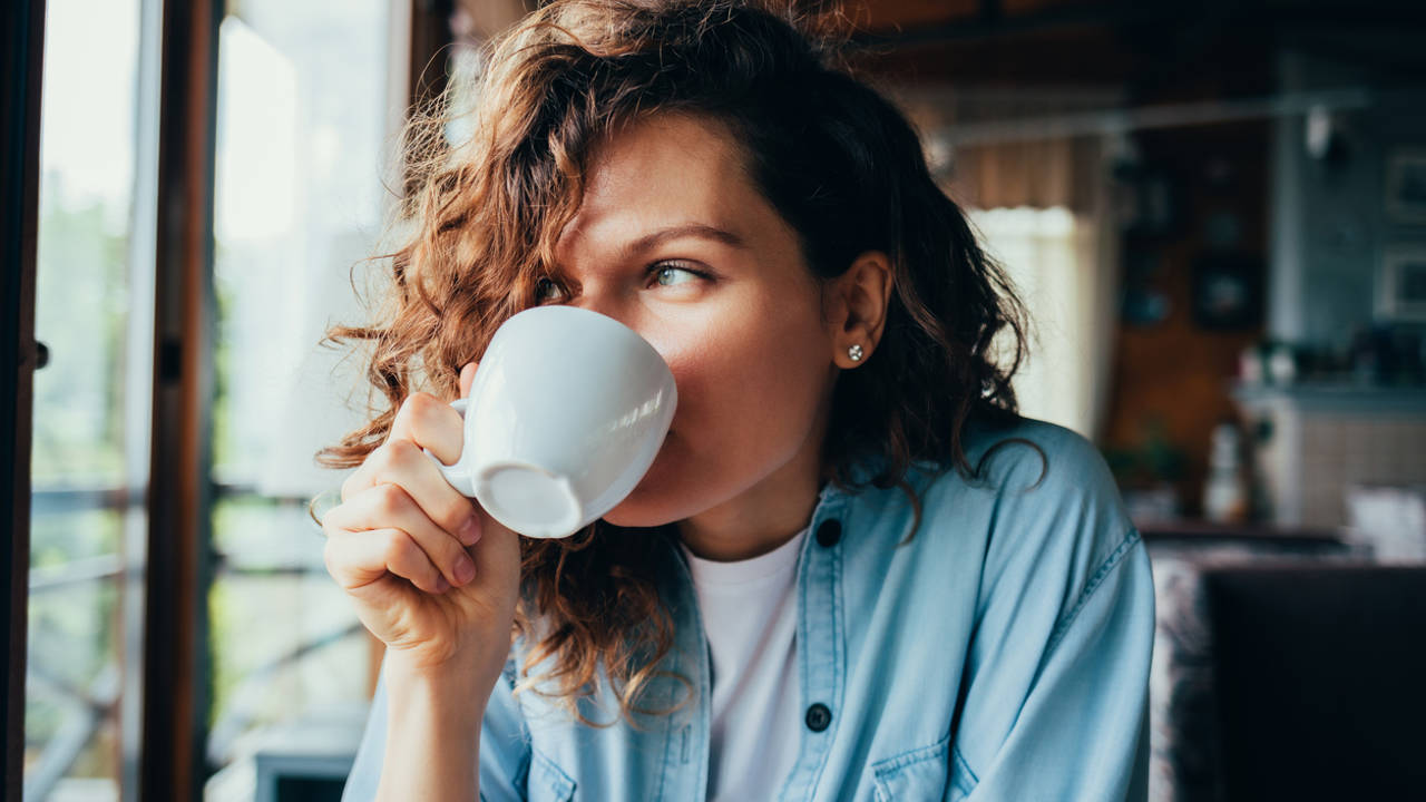 Lo que deberías dejar de mezclar con tu café si quieres que te siente bien