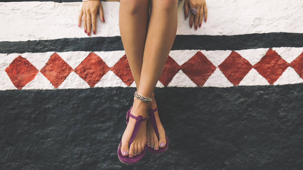 Los podólogos se ponen de acuerdo: lo que tienes que hacer para que no te duelan los pies con sandalias planas
