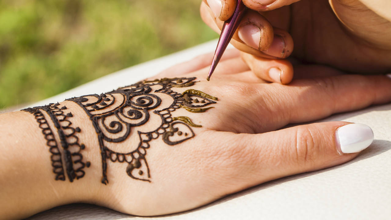 Alerta con los tatuajes de henna negra: esto es lo que pueden provocar en la piel
