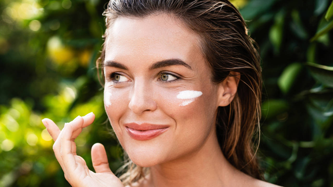 ¿Por qué no hay que usar el protector solar del cuerpo en la cara? Una farmacéutica lo aclara