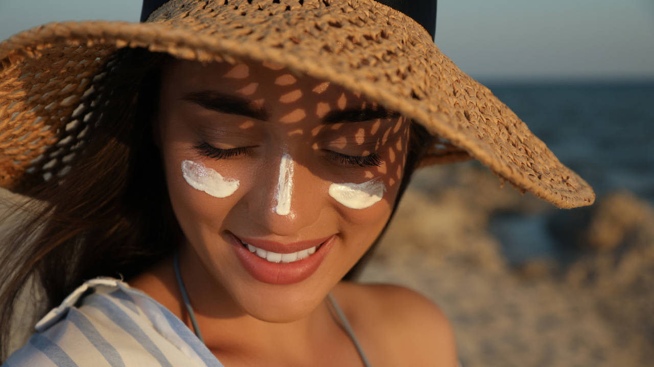 Rosácea, dermatitis atópica, manchas: cómo evitar que los problemas de piel empeoren en verano