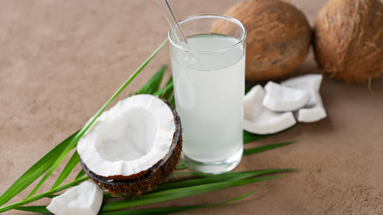 ¿Por qué cada vez más gente está tomando agua de coco? Una nutricionista desvela sus beneficios
