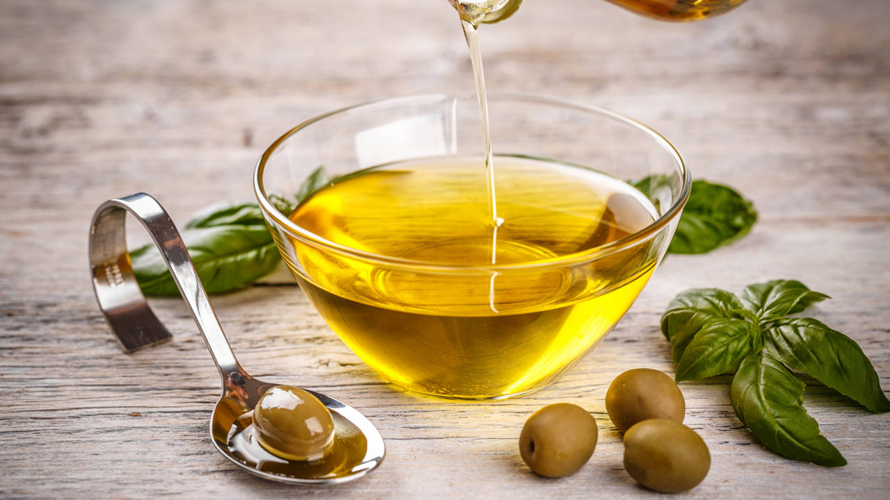 ¿Es bueno tomar un chupito de aceite de oliva por las mañanas? Analizamos la última tendencia en Tiktok