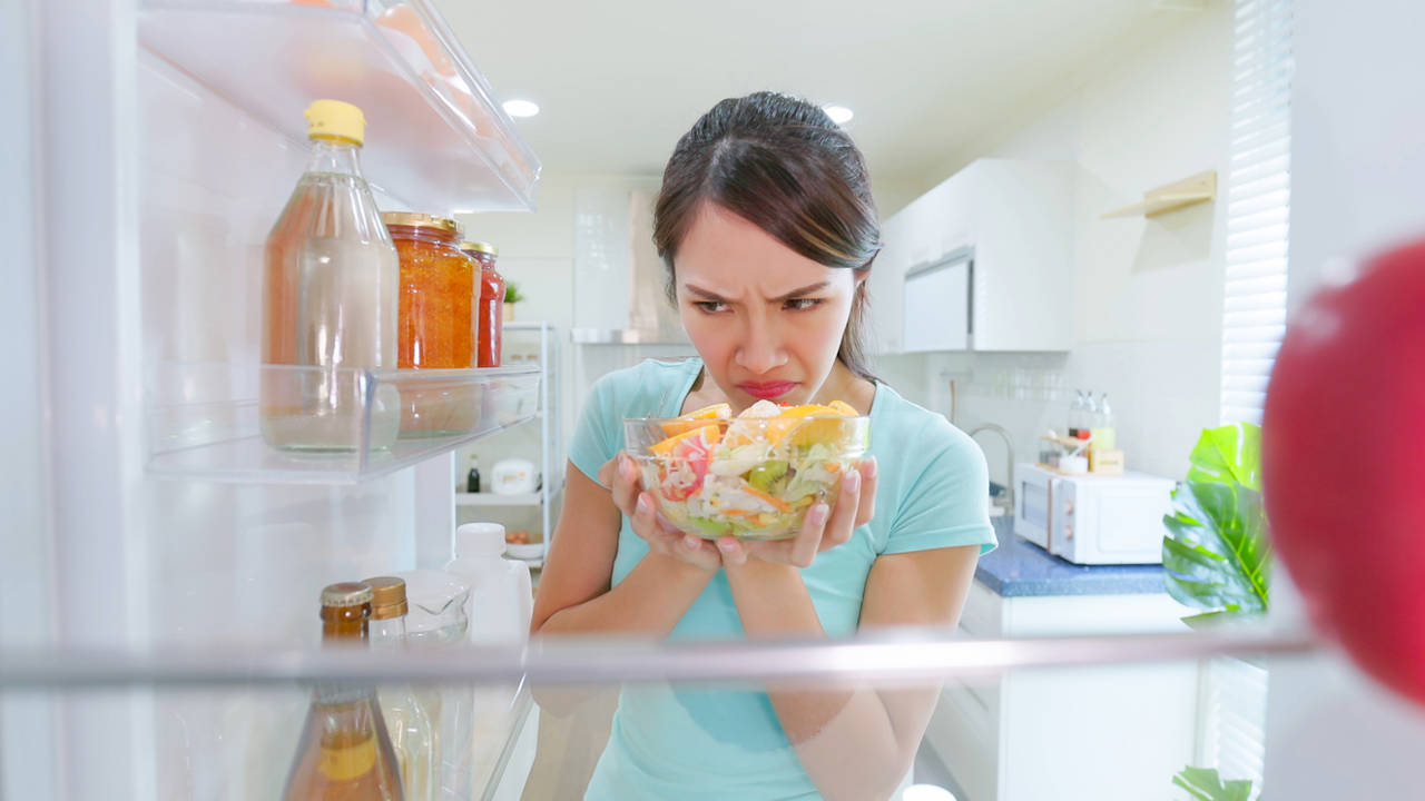 Los síntomas que provoca comer un alimento en mal estado y qué hacer si te intoxicas