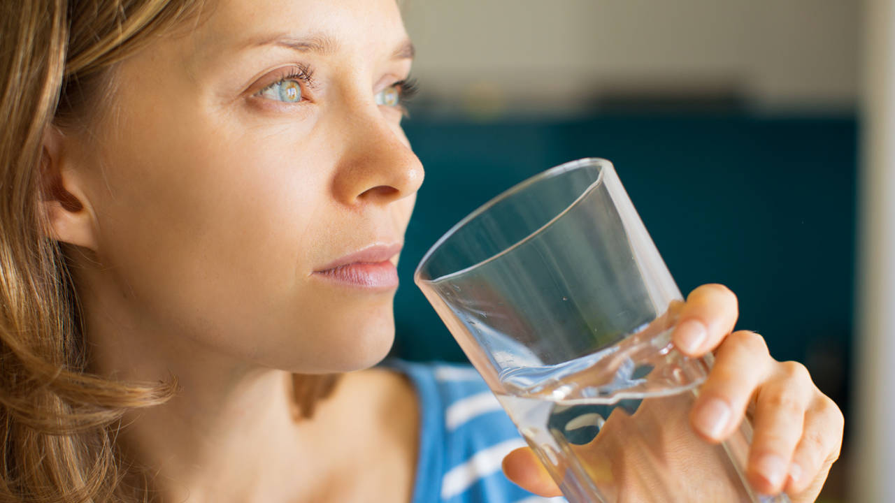 Los síntomas que revelan que bebes poca agua (y tienes más riesgo de piedras o ictus)