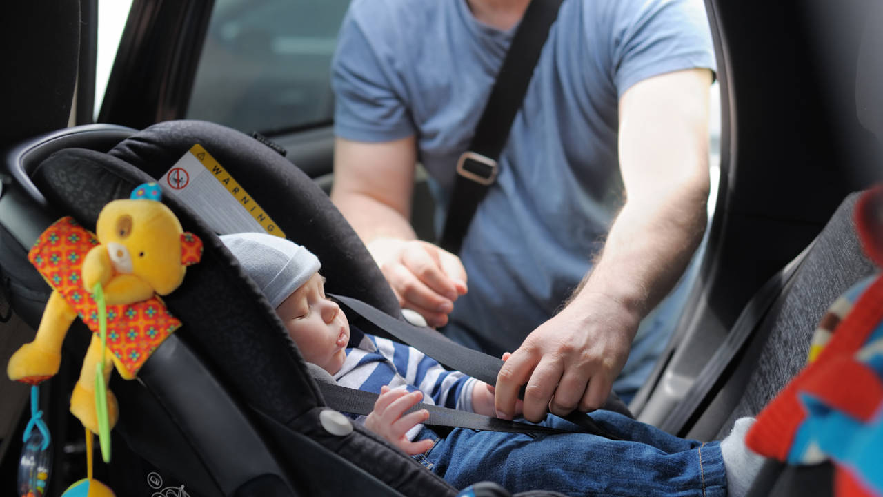 La forma correcta de colocar la silla infantil en el coche: los niños deben ir a contramarcha