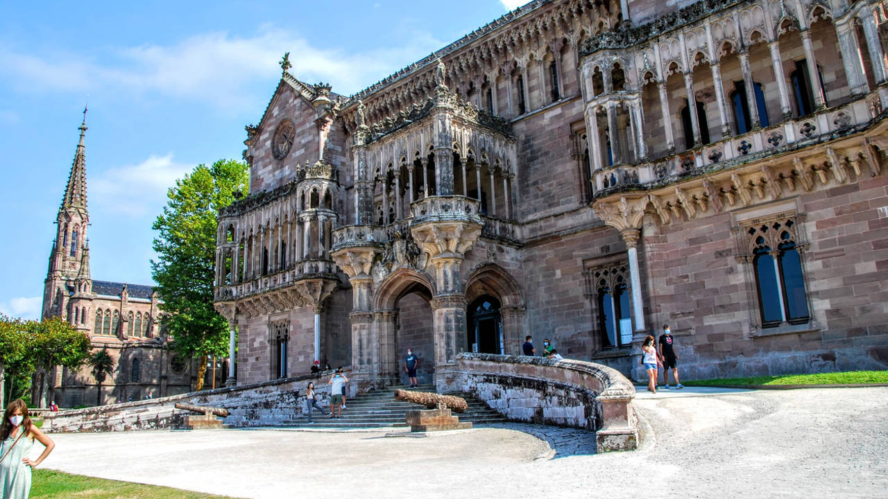 El pueblo más bonito para ir en agosto está en Cantabria según National Geographic: tiene el sello modernista de Gaudí