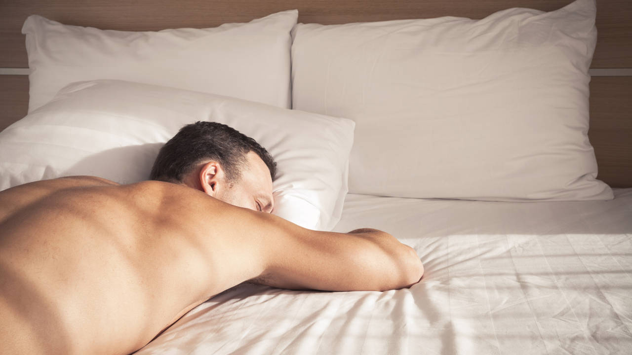 Dormir desnudo: por qué deberías probarlo esta misma noche (solo o en pareja)