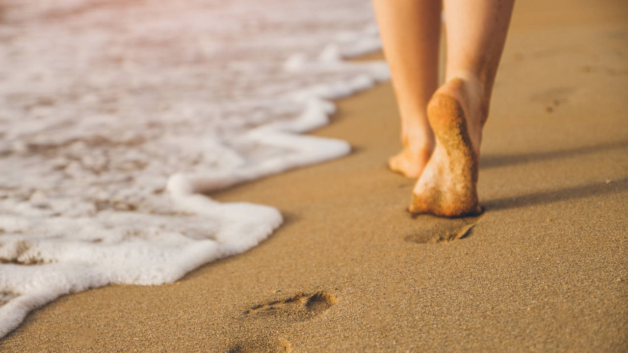 Caminar descalzo por la playa: ¿realmente es tan bueno como dicen?
